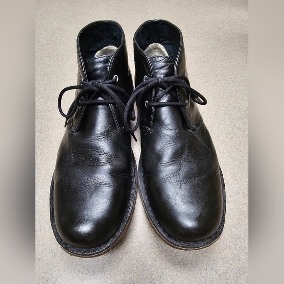 UGG Leighton 3275 Mens Size 11.5 Chukka Boots Black Leather Crepe Sole Ankle - Picture 1 of 12